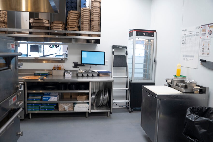 More Photos Of 11040 W IH-10, San Antonio Restaurant For Lease