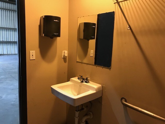 More Photos Of 825 15th St, Lake Park Warehouse For Lease