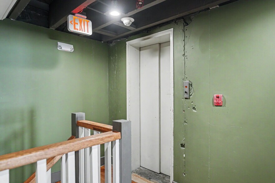 More Photos Of 101 E Broughton St, Savannah Storefront Retail Office For Lease
