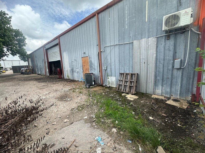 More Photos Of 5454 N Shepherd Dr, Houston Auto Salvage Facility For Lease
