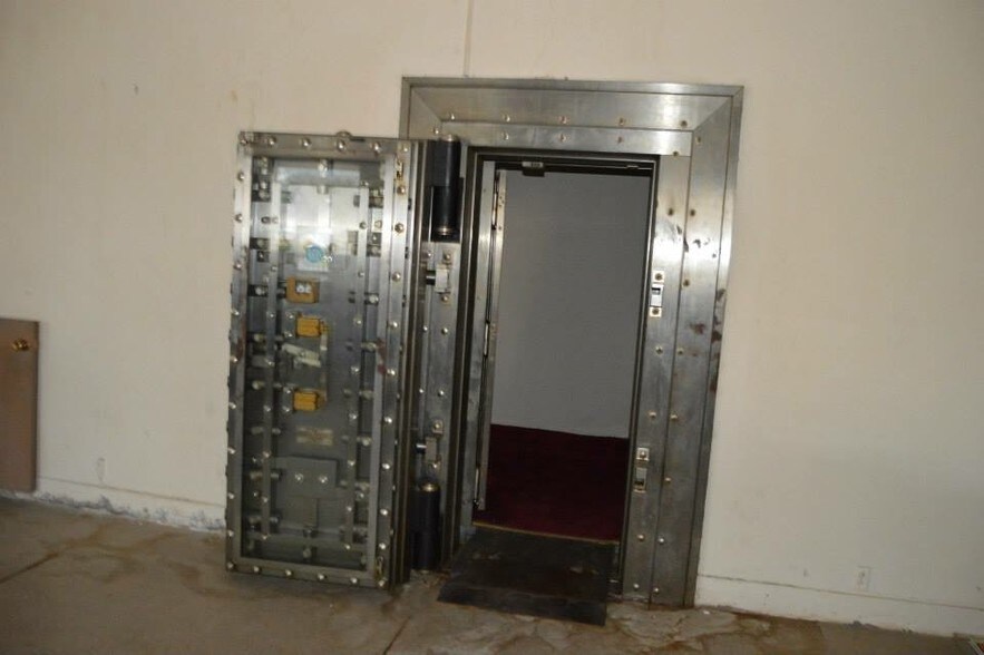 More Photos Of 200 W Main St, Marietta Storefront Retail Residential For Sale