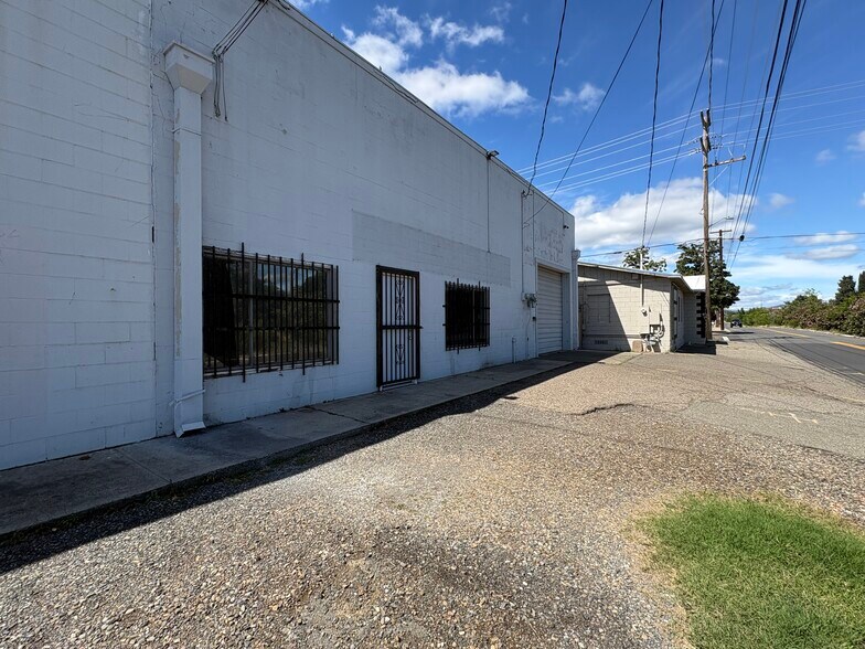 More Photos Of 2324 Railroad Ave, Redding Warehouse For Lease
