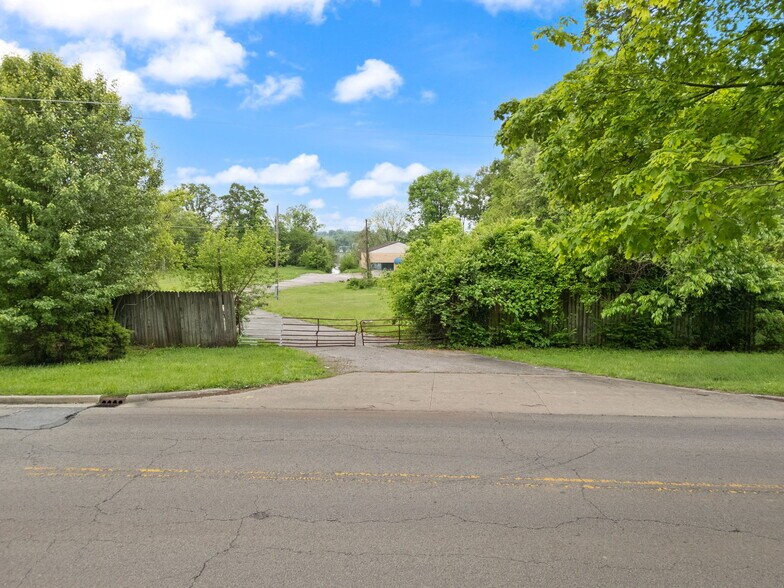 More Photos Of 2000 Utica Pike, Jeffersonville Marina For Sale