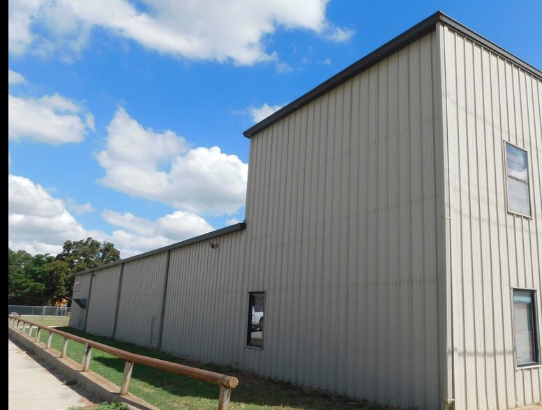 More Photos Of 117 W Rock Island Ave, Boyd Light Manufacturing For Lease