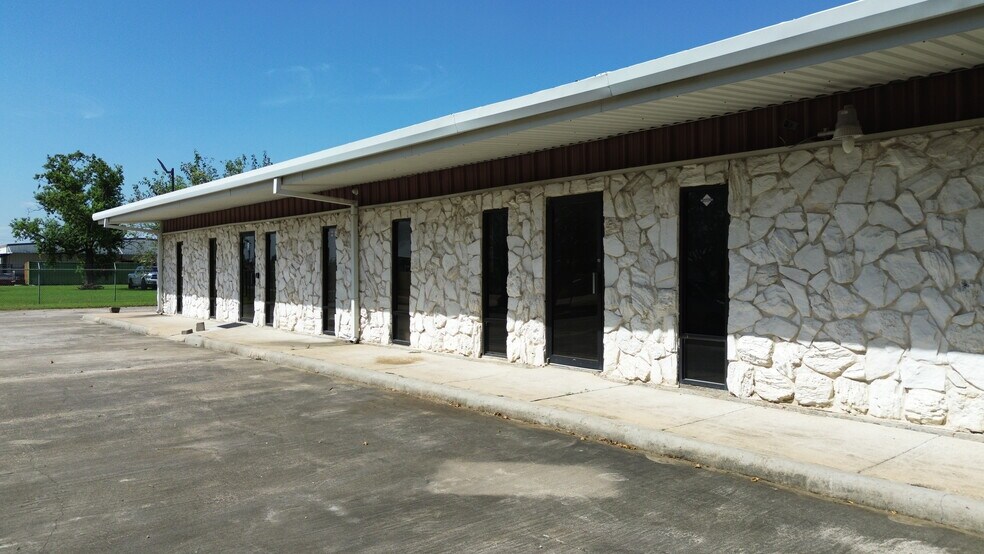 More Photos Of 3419 Trailmobile Dr, Houston Office For Sale