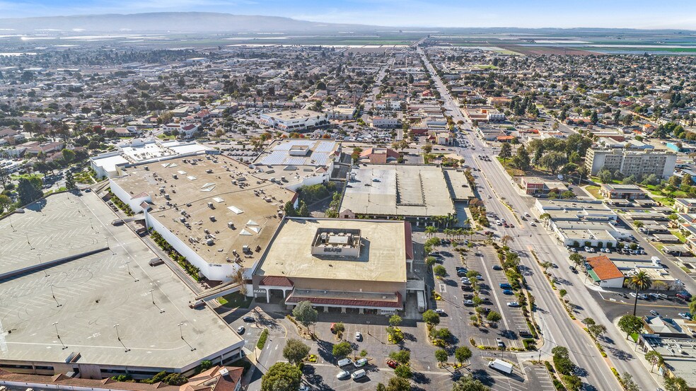 More Photos Of 200 Town Ctr E, Santa Maria Department Store For Lease