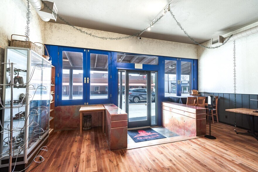 More Photos Of 117 Pine St, Pinedale Restaurant For Sale