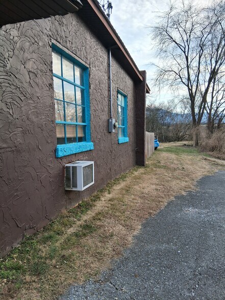 More Photos Of 22 Riverview Ave, Pikeville Freestanding For Sale