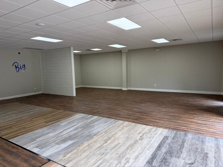 More Photos Of 1573 S Lake Dr, Lexington Showroom For Sale