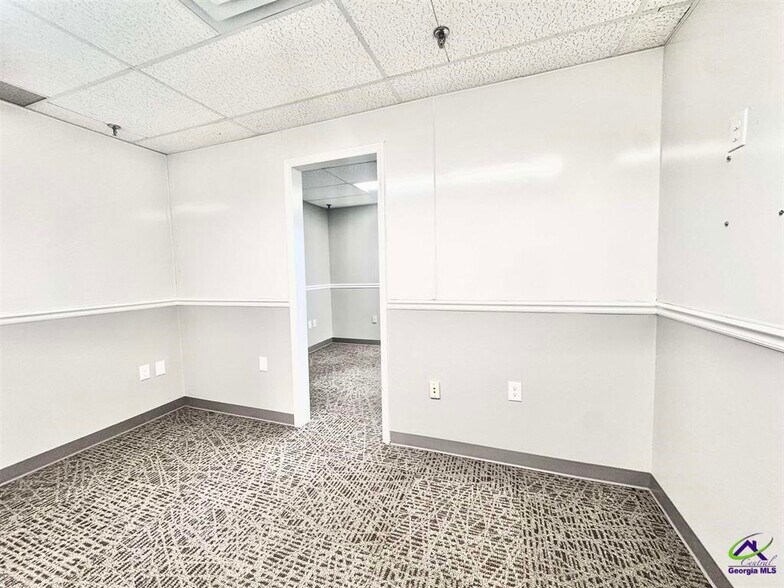 More Photos Of 801 Valley Dr, Perry Distribution For Lease