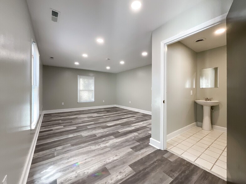 More Photos Of 1804 Lucas Ln, Charlotte Industrial For Lease