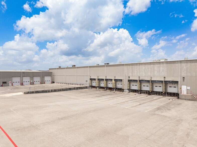 More Photos Of 8660 N Eldridge Pky, Houston Distribution For Sale