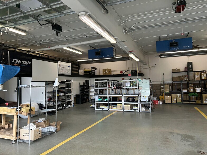 More Photos Of 70 Ridge Rd, Ontario Showroom For Lease