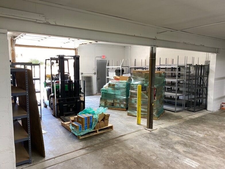 More Photos Of 10703 Tesshire Dr, Saint Louis Industrial For Sale
