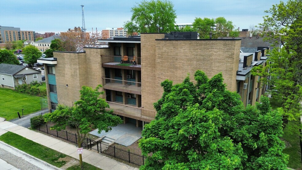 Primary Photo Of 2125 W Kilbourn Ave, Milwaukee Apartments For Sale
