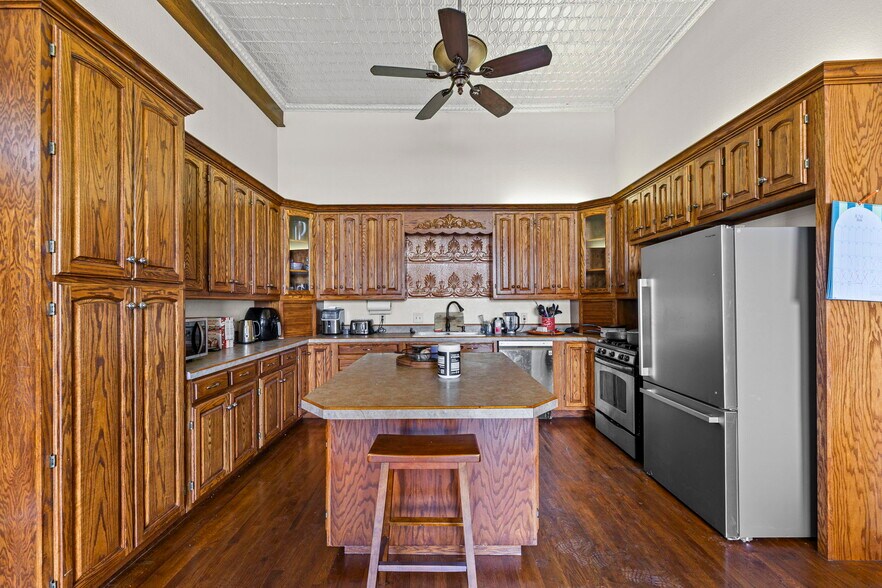 More Photos Of 415 W Madison Ave, Iola Restaurant For Sale