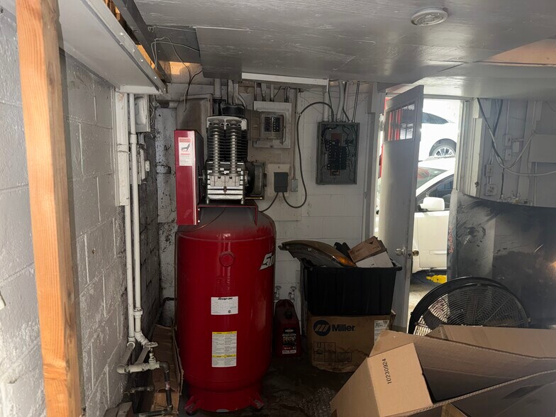 More Photos Of 1845 Freemansburg Ave, Easton Auto Repair For Lease