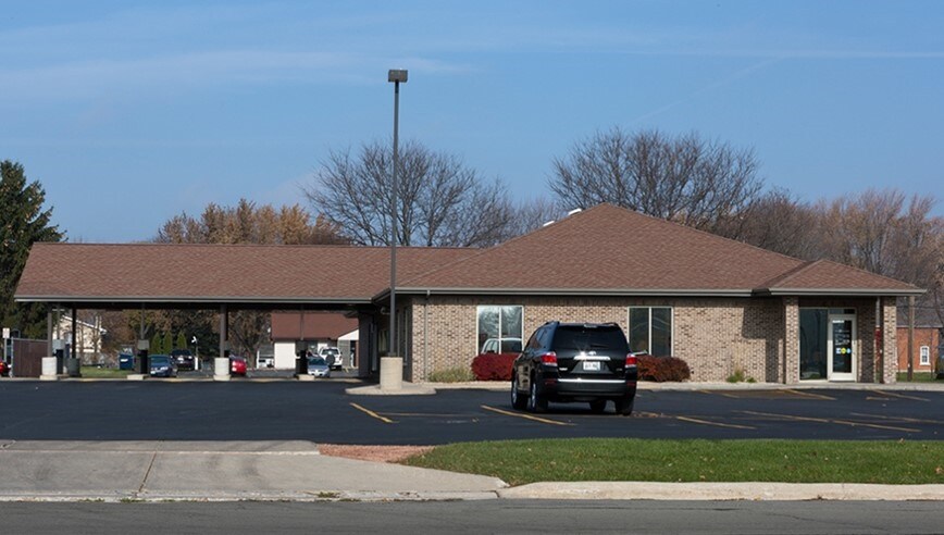 More Photos Of 945 Cardinal Ln, Green Bay Bank For Sale