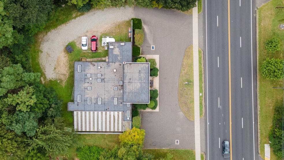 More Photos Of 215 Danbury Rd, Wilton Veterinarian Kennel For Sale