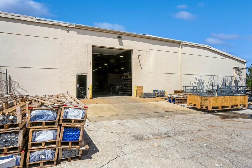 More Photos Of 2301 Fleur Dr, Des Moines Warehouse For Lease