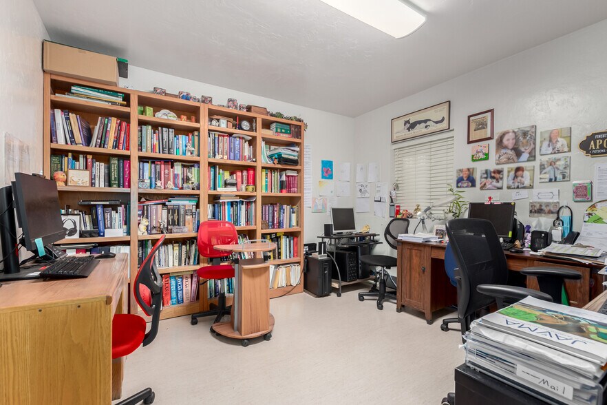 More Photos Of 20 W Dunlap Rd, Phoenix Veterinarian Kennel For Sale