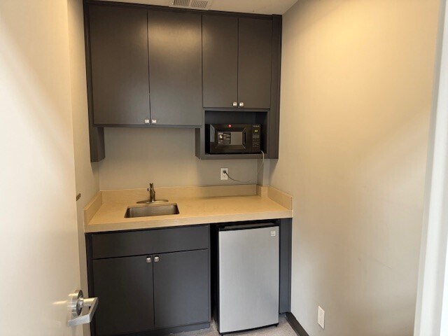 More Photos Of 985 E San Carlos Ave, San Carlos Warehouse For Lease