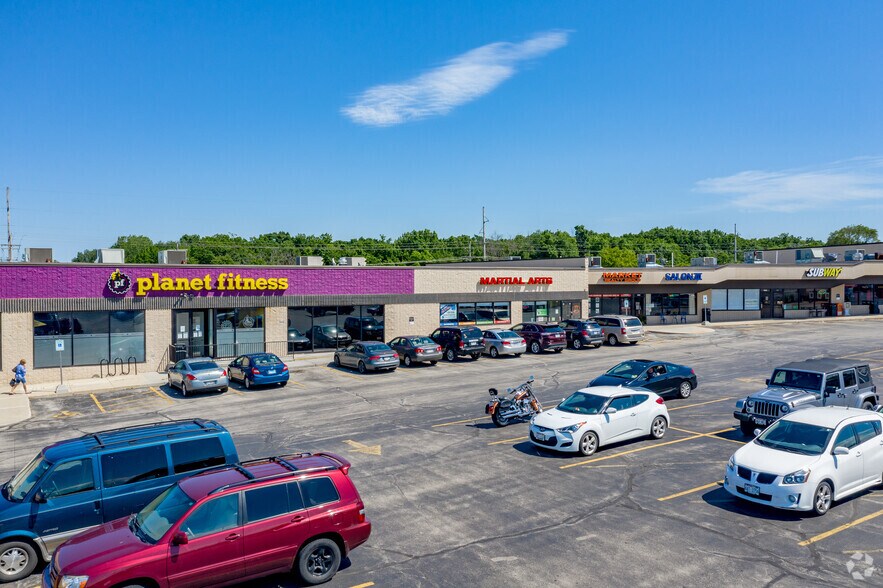 More Photos Of 1052-1200 Milwaukee Ave, Burlington Freestanding For Lease