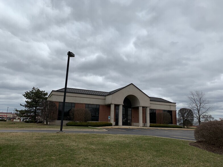 More Photos Of 1275 N County Farm Rd, Carol Stream Bank For Lease