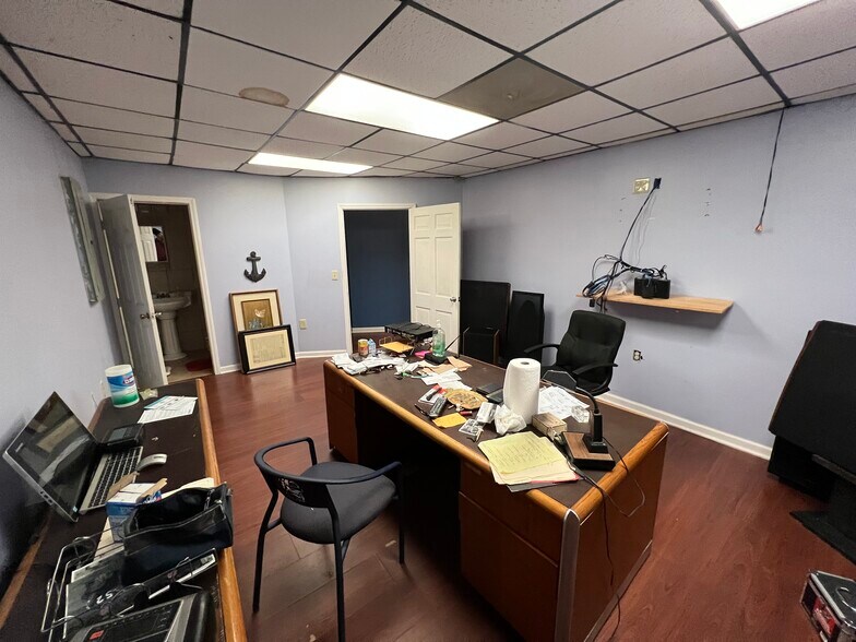 1518 Woodmere Dr, Greensboro, NC 27405 Office For Sale