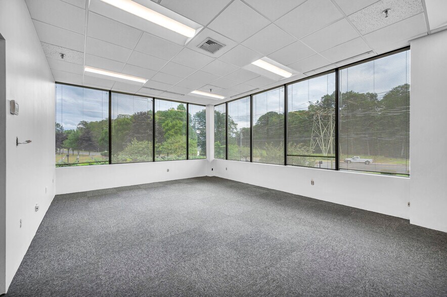 More Photos Of 290 Roberts St, East Hartford Office For Lease