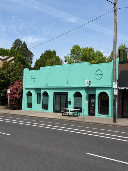 More Photos Of 2121 NE Broadway St, Portland Storefront For Sale