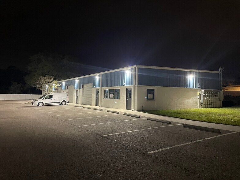 More Photos Of 14212 N Florida Ave, Tampa Light Distribution For Lease