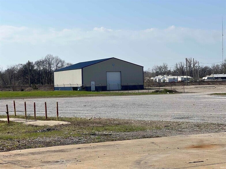 More Photos Of 1015 W 9th St, Mount Carmel Warehouse For Sale