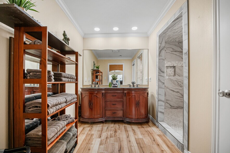 More Photos Of 101 Hunters Glen Dr, San Marcos Flex For Sale