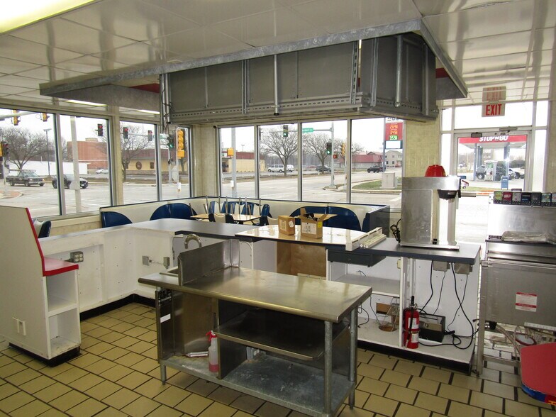 More Photos Of 1532 E Racine St, Janesville General Retail For Lease