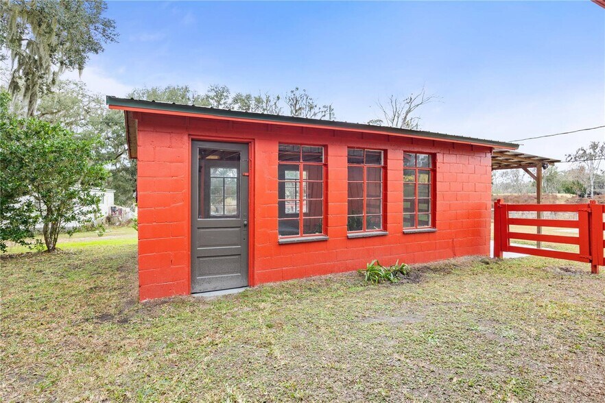 More Photos Of 274 W Kings Hwy, Center Hill Flex For Sale