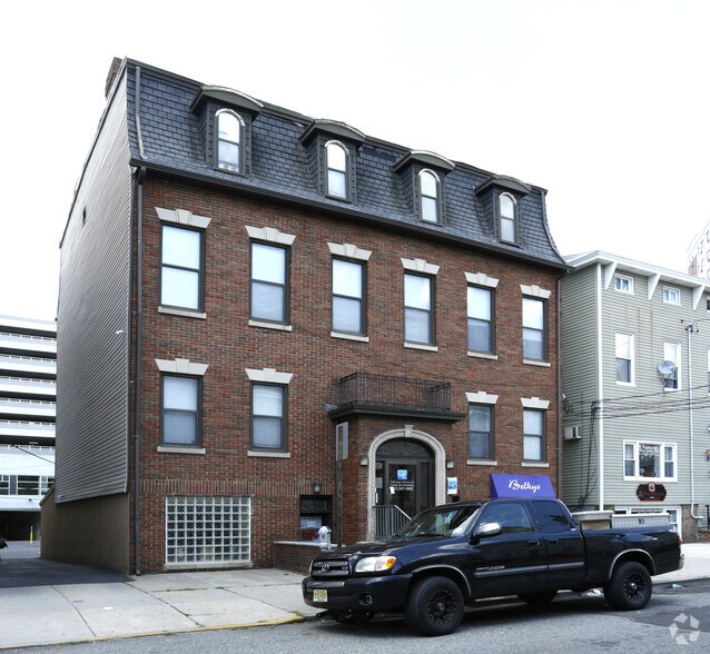 Primary Photo Of 93-94 Bayard St, New Brunswick Apartments For Lease