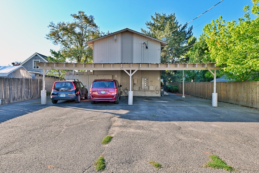 More Photos Of 437 Ash St, Central Point Apartments For Sale