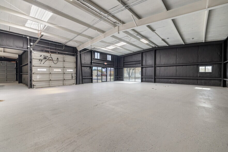 More Photos Of 408 S Main St, Lampasas Light Distribution For Sale