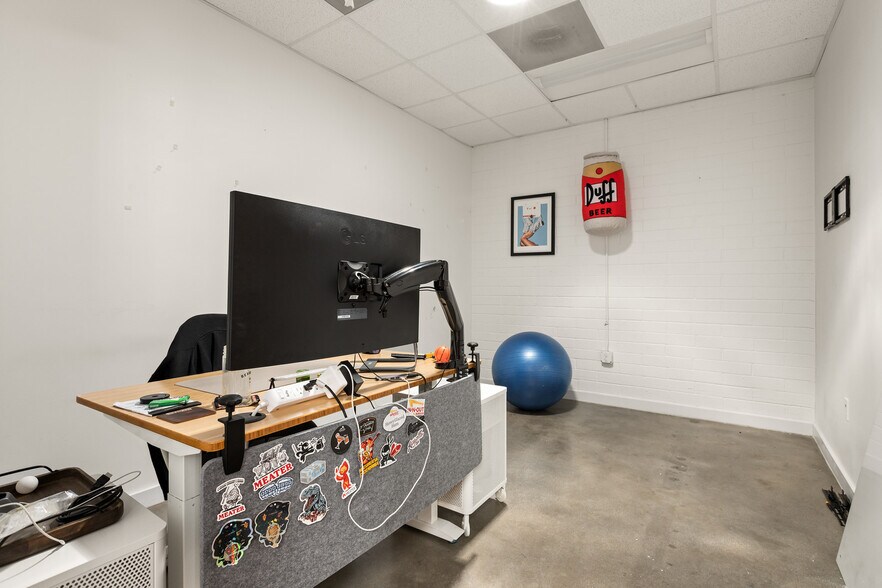 More Photos Of 3779 Cahuenga Blvd, Studio City Loft Creative Space For Lease