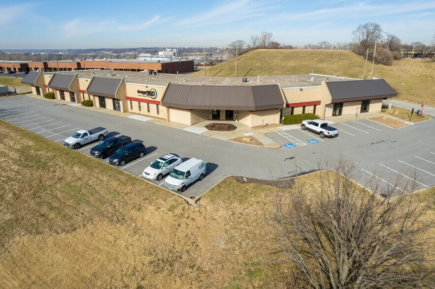 More Photos Of 1134-1150 W Cambridge Circle Dr, Kansas City Light Distribution For Lease