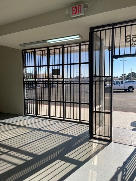 More Photos Of 953 E Sahara Ave, Las Vegas Storefront Retail Office For Lease