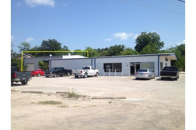 More Photos Of 1913 S Gordon St, Alvin Freestanding For Lease