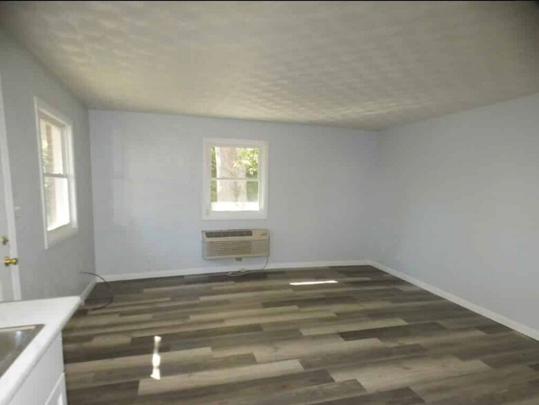 More Photos Of 105 S Washington St, Sparta Apartments For Sale