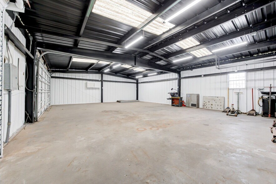 More Photos Of 1809 S Eastern Ave, Moore Auto Repair For Sale