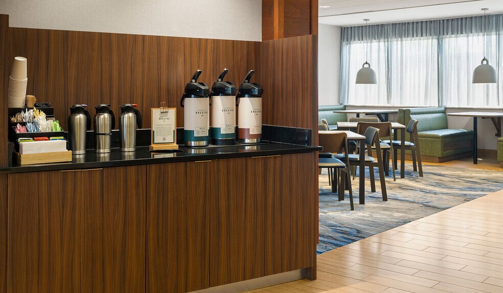 More Photos Of 10495 Crosspoint Blvd, Indianapolis Hotel For Sale