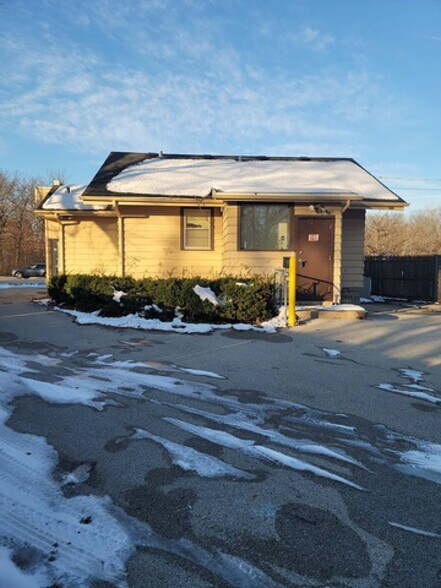 More Photos Of 1815 Dundee Rd, Northbrook Storefront Retail Office For Sale