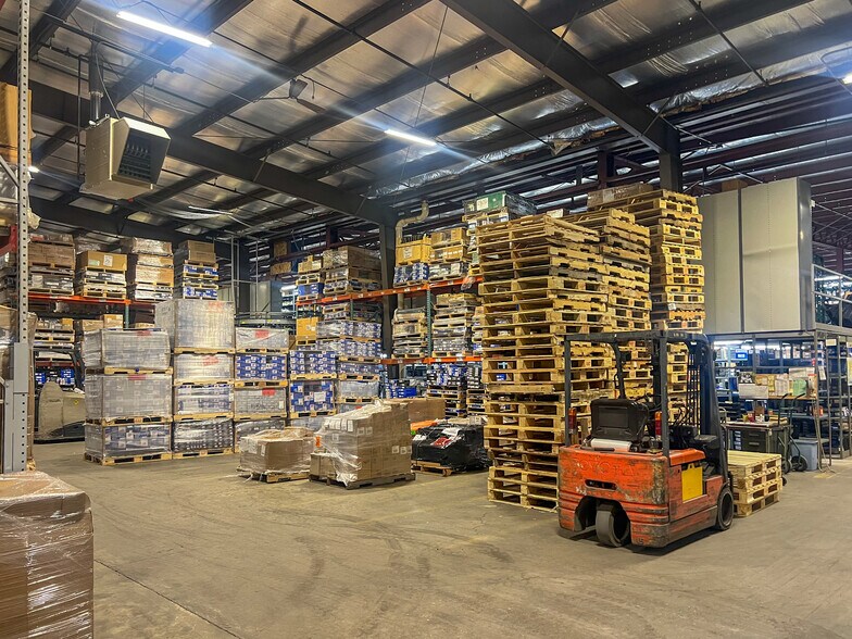 More Photos Of 1906 N Peach Ave, Marshfield Warehouse For Lease