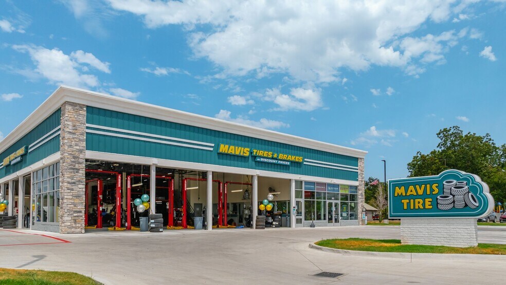 Primary Photo Of 304 N Grand Ave, Gainesville Auto Repair For Sale