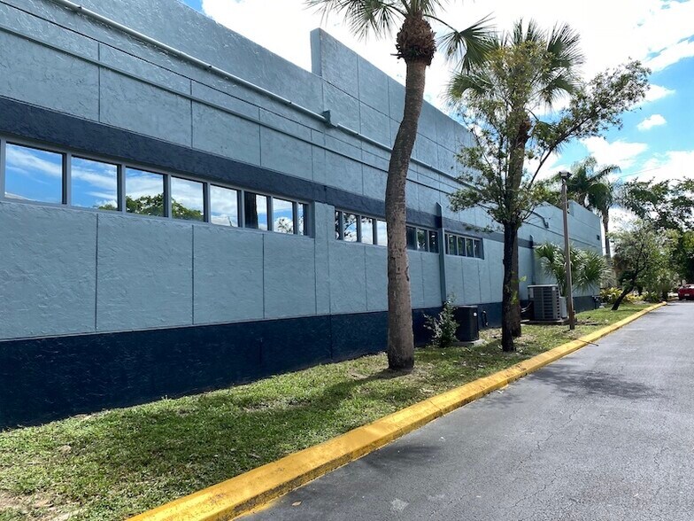 More Photos Of 7351 W Oakland Park Blvd, Fort Lauderdale Office For Sale